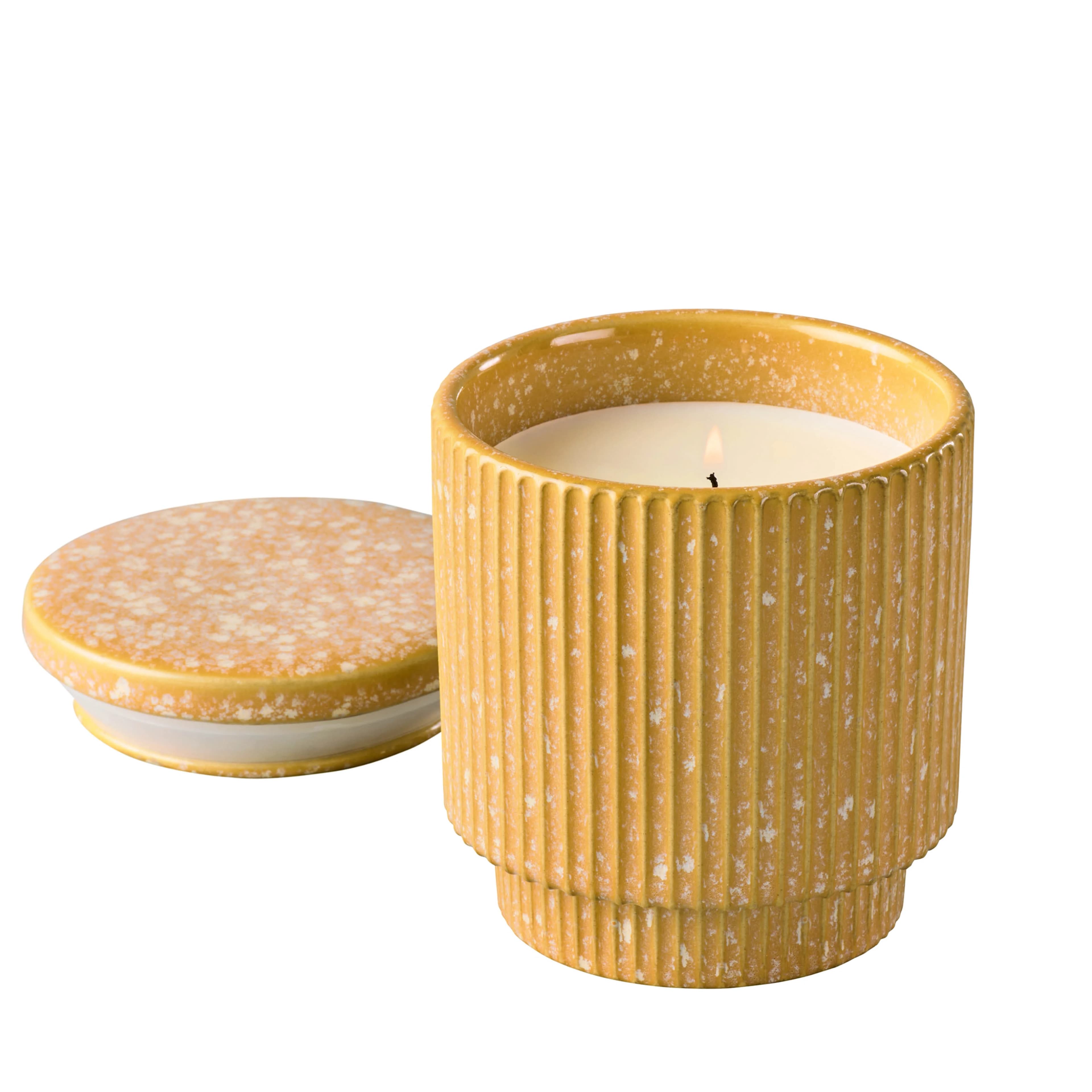 Better Homes & Gardens Vela de Citronela para Exteriores de Limón y Lavanda, Frasco de Cerámica Acanalada Amarillo de 15oz