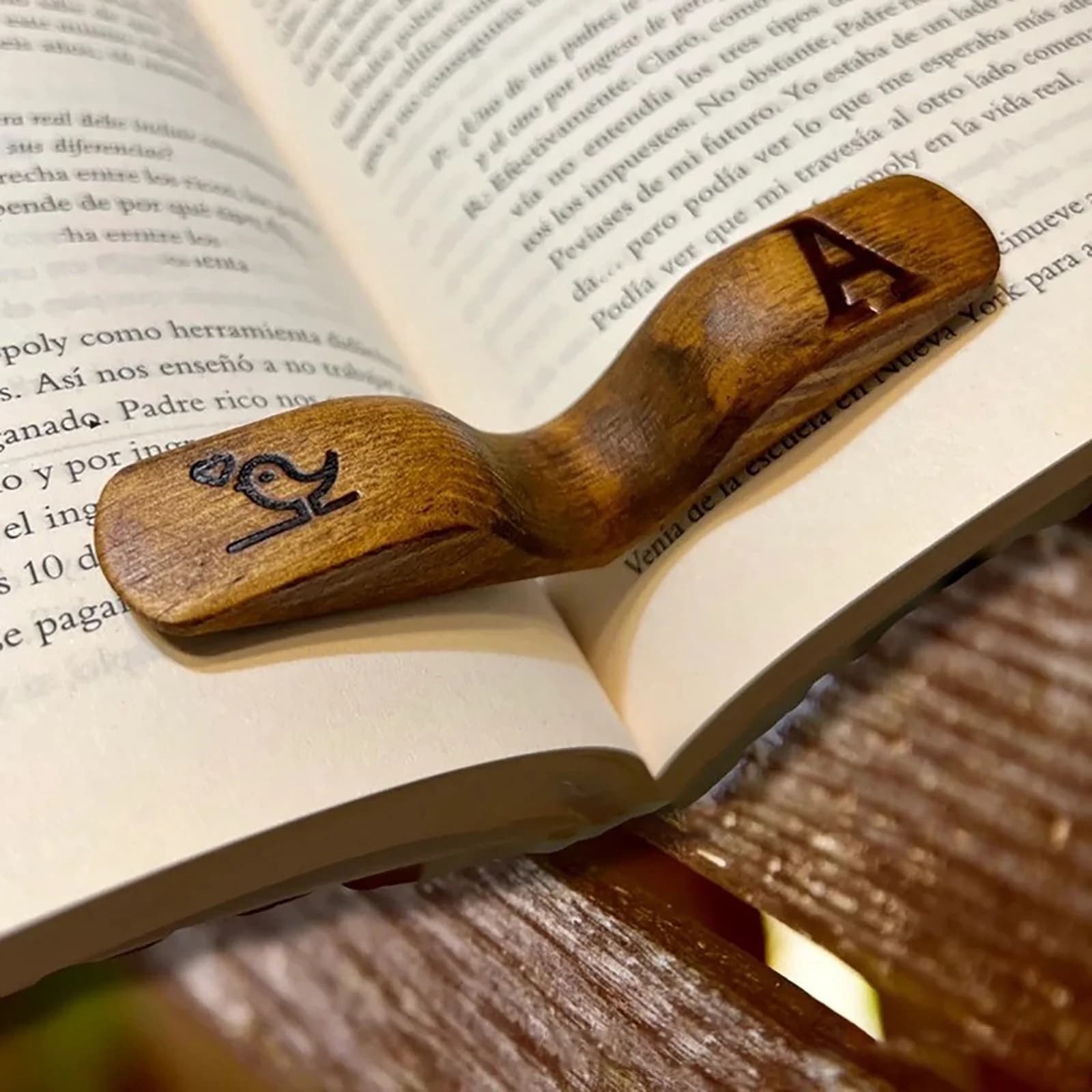 Byujiro Carved Wooden Bird Book Page Holders Portable Book Press Bookmarks Ergonomic Page Fixing Clips Handcrafted Reading Accessories